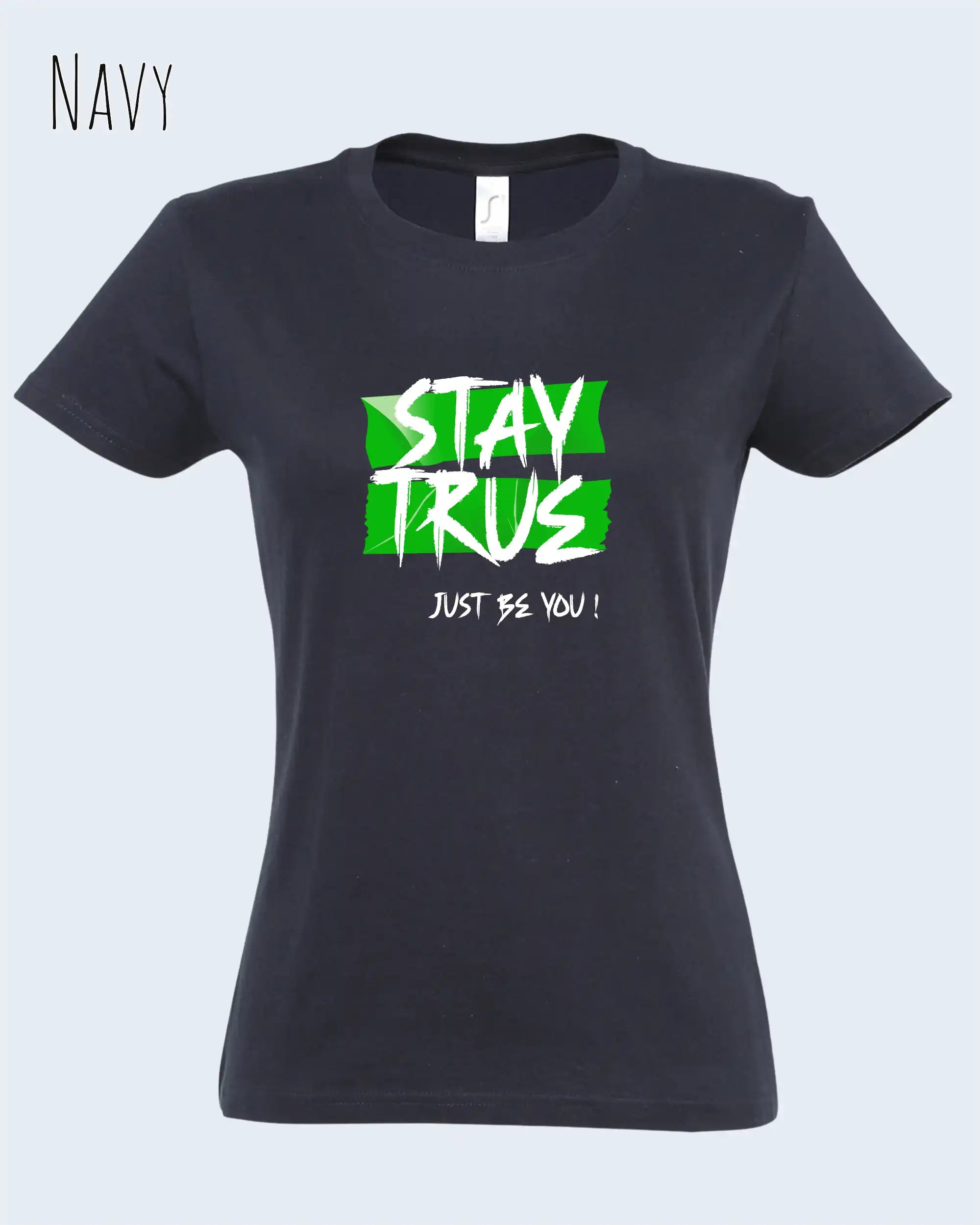 Das Bild zeigt das design t-shirt SOL’S Imperial Women 11502 mit figurbetontem Schnitt in der farbe navy und mit dem motiv stay true.