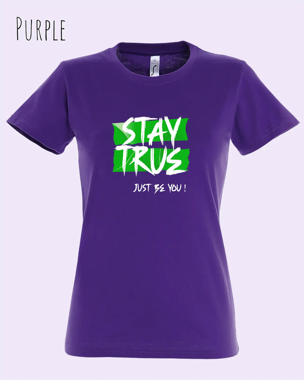 Das Bild zeigt das design t-shirt SOL’S Imperial Women 11502 mit figurbetontem Schnitt in der farbe purple und mit dem motiv stay true.