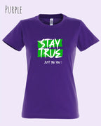 Das Bild zeigt das design t-shirt SOL’S Imperial Women 11502 mit figurbetontem Schnitt in der farbe purple und mit dem motiv stay true.