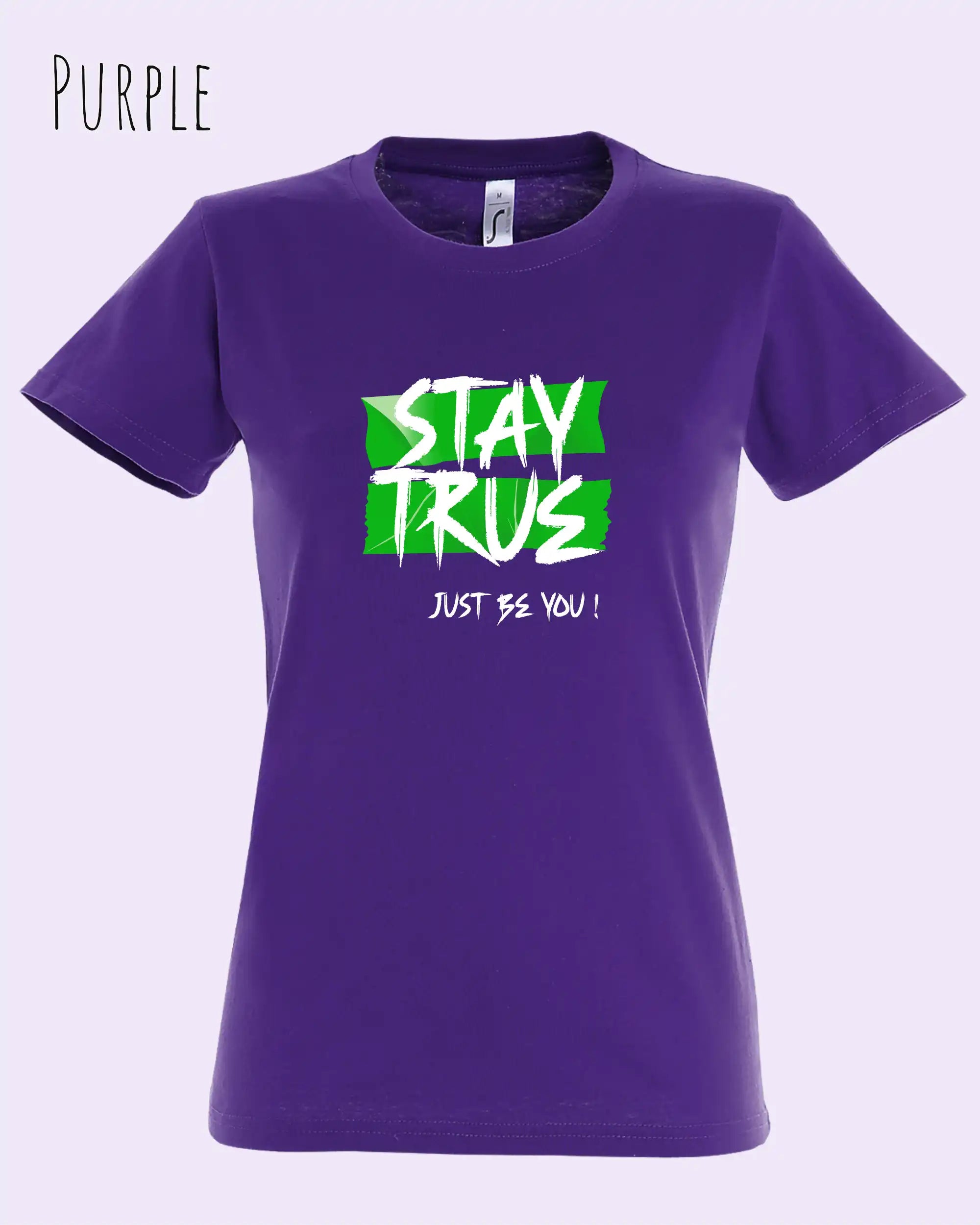 Das Bild zeigt das design t-shirt SOL’S Imperial Women 11502 mit figurbetontem Schnitt in der farbe purple und mit dem motiv stay true.