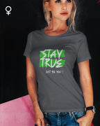 eine blonde frau trägt ein design t-shirt mit figurbetontem Schnitt und mit dem motiv stay true.