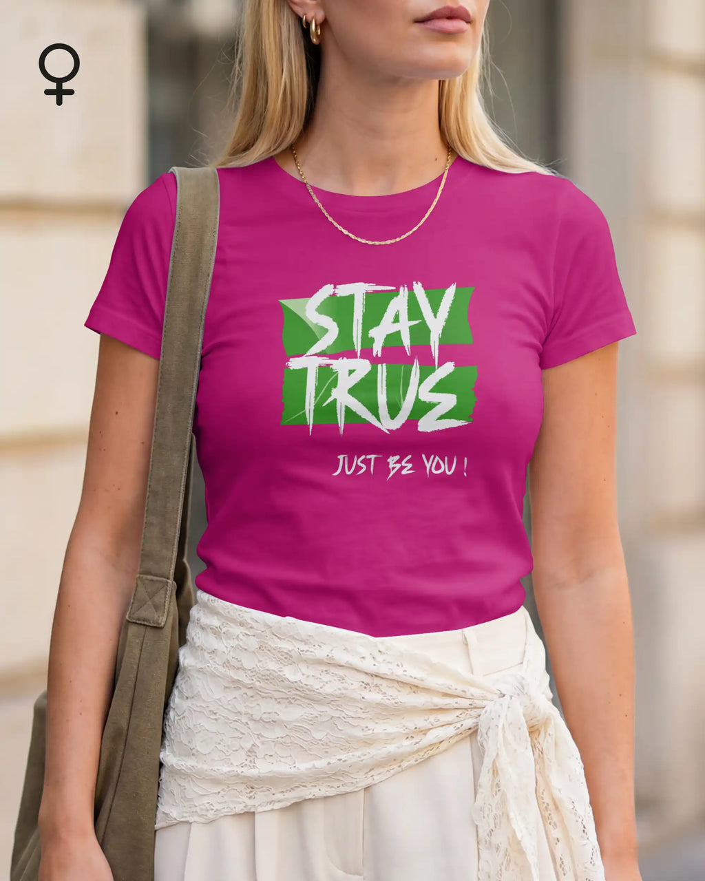 eine blonde frau trägt ein design t-shirt mit femininem Schnitt und mit dem motiv stay true.