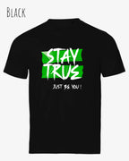 das bild zeigt das design t-shirt Tee Jays Urban Luxury Tee 1150 aus zertifizierter Baumwolle in der farbe black mit dem statement motiv stay true, just be you.