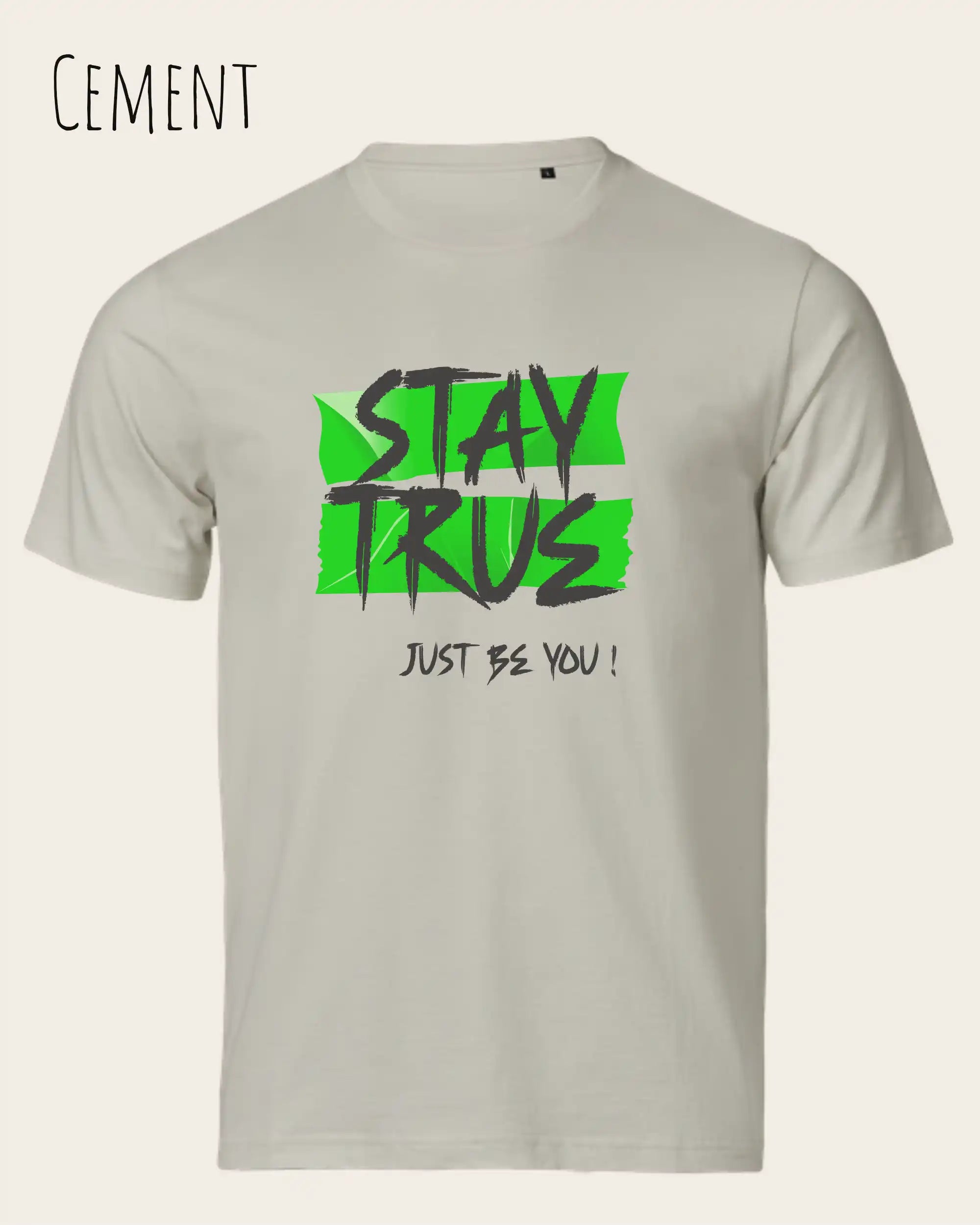 das bild zeigt das design t-shirt Tee Jays Urban Luxury Tee 1150 aus zertifizierter Baumwolle in der farbe cement mit dem statement motiv stay true, just be you.