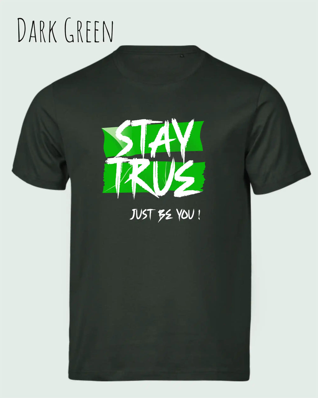 das bild zeigt das design t-shirt Tee Jays Urban Luxury Tee 1150 aus zertifizierter Baumwolle in der farbe dark green mit dem statement motiv stay true, just be you.