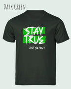 das bild zeigt das design t-shirt Tee Jays Urban Luxury Tee 1150 aus zertifizierter Baumwolle in der farbe dark green mit dem statement motiv stay true, just be you.