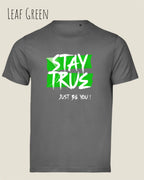 das bild zeigt das design t-shirt Tee Jays Urban Luxury Tee 1150 aus zertifizierter Baumwolle in der farbe leaf green mit dem statement motiv stay true, just be you.