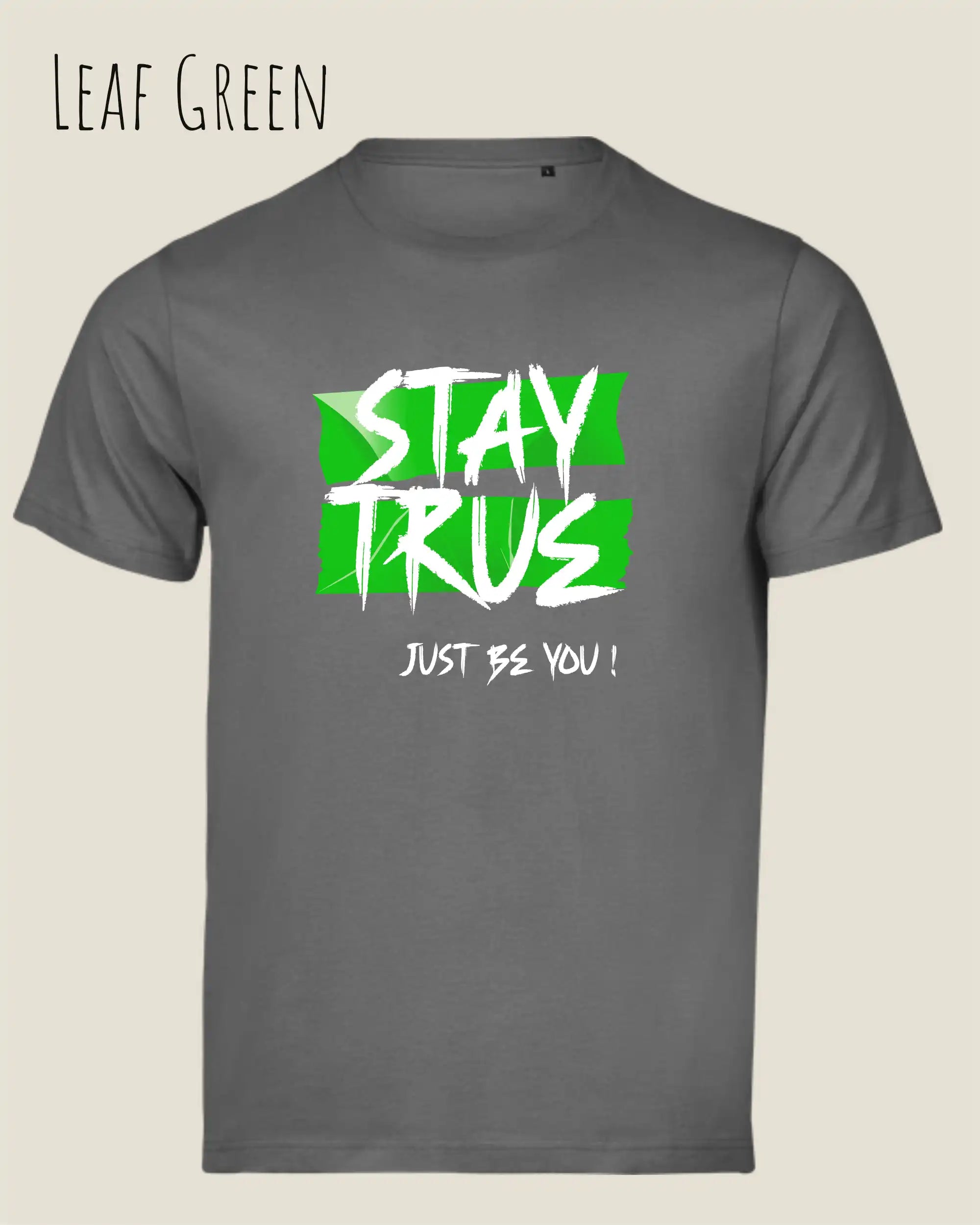 das bild zeigt das design t-shirt Tee Jays Urban Luxury Tee 1150 aus zertifizierter Baumwolle in der farbe leaf green mit dem statement motiv stay true, just be you.