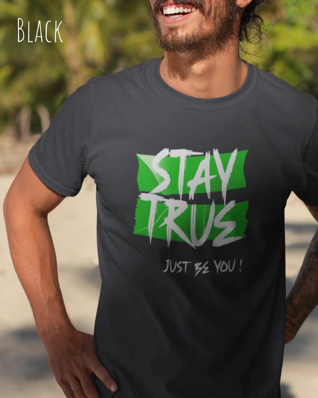 mann trägt ein  print t-shirt in der farbe black  mit dem statement motiv stay true, just be you.
