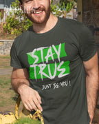 mann trägt ein  print t-shirt in der farbe dark green  mit dem statement motiv stay true, just be you.