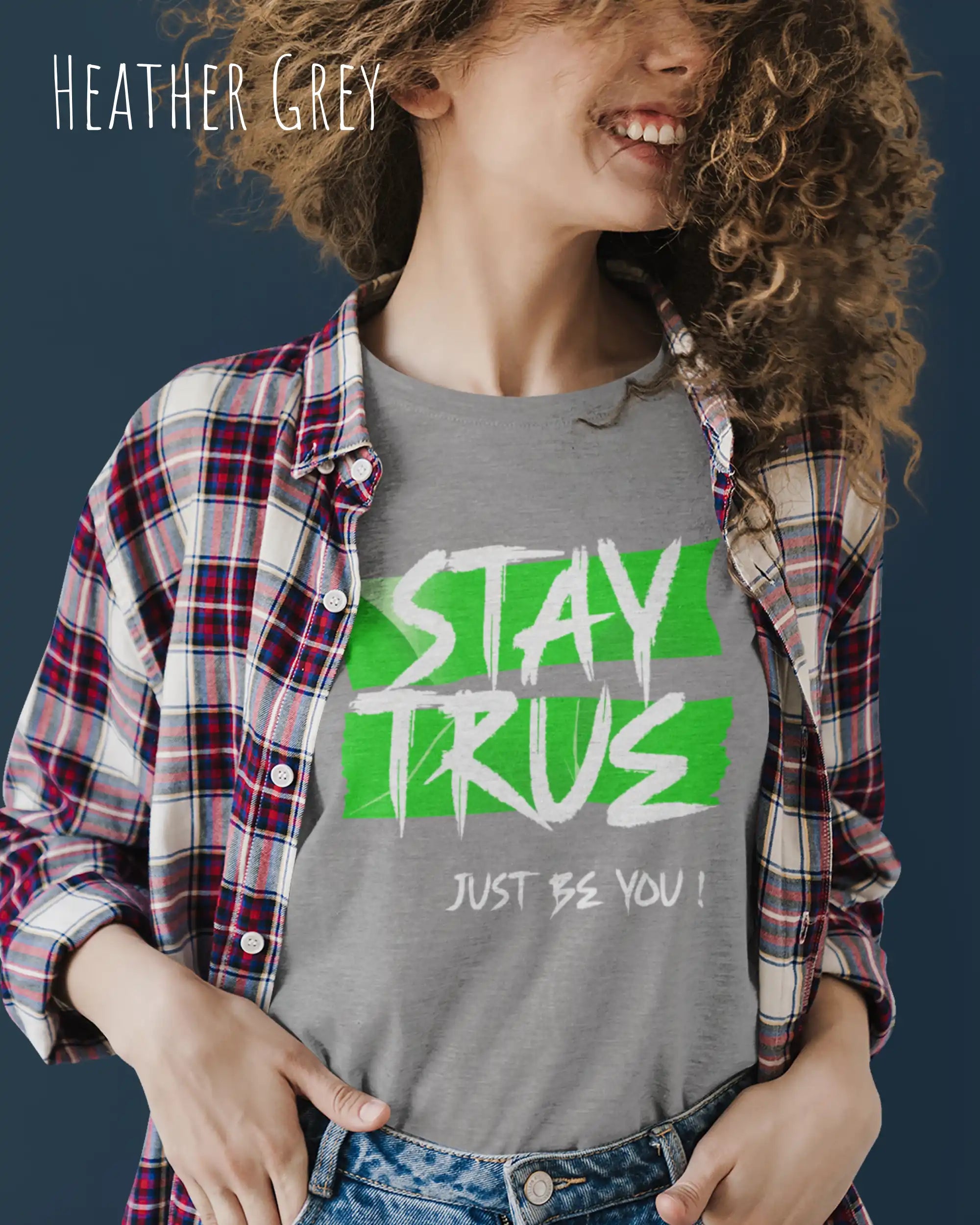 junge frau mit locken trägt ein  print t-shirt in der farbe heather grey  mit dem statement motiv stay true, just be you.