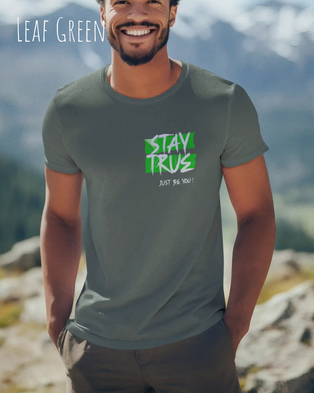 mann trägt ein  print t-shirt in der farbe leaf green  mit dem statement motiv stay true, just be you.