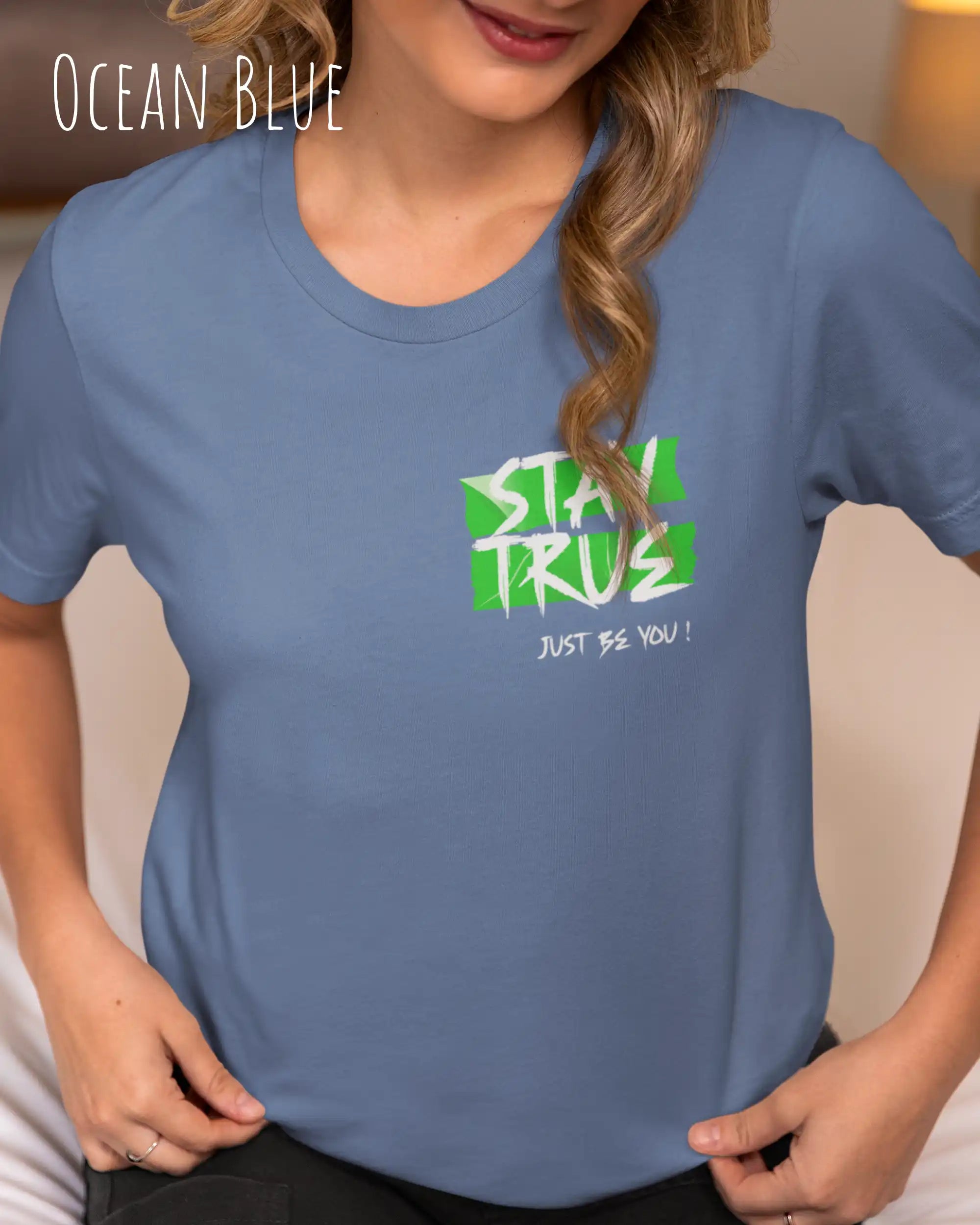 junge frau trägt ein  print t-shirt in der farbe ocean blue  mit dem statement motiv stay true, just be you.