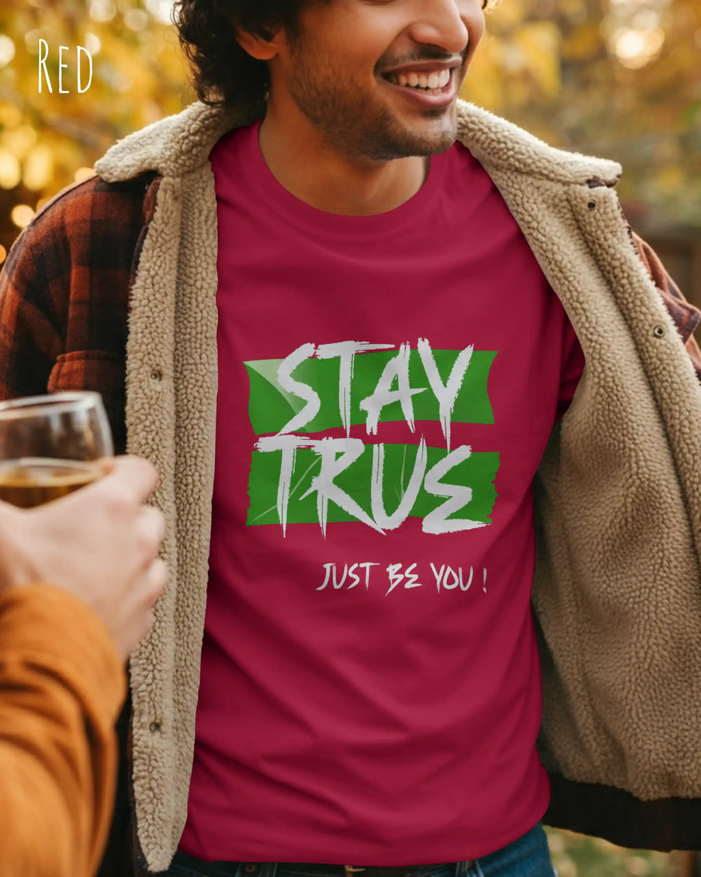 mann trägt ein  print t-shirt in der farbe red  mit dem statement motiv stay true, just be you.