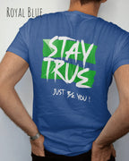 mann trägt ein  print t-shirt in der farbe royal blue  mit dem statement back print stay true, just be you.