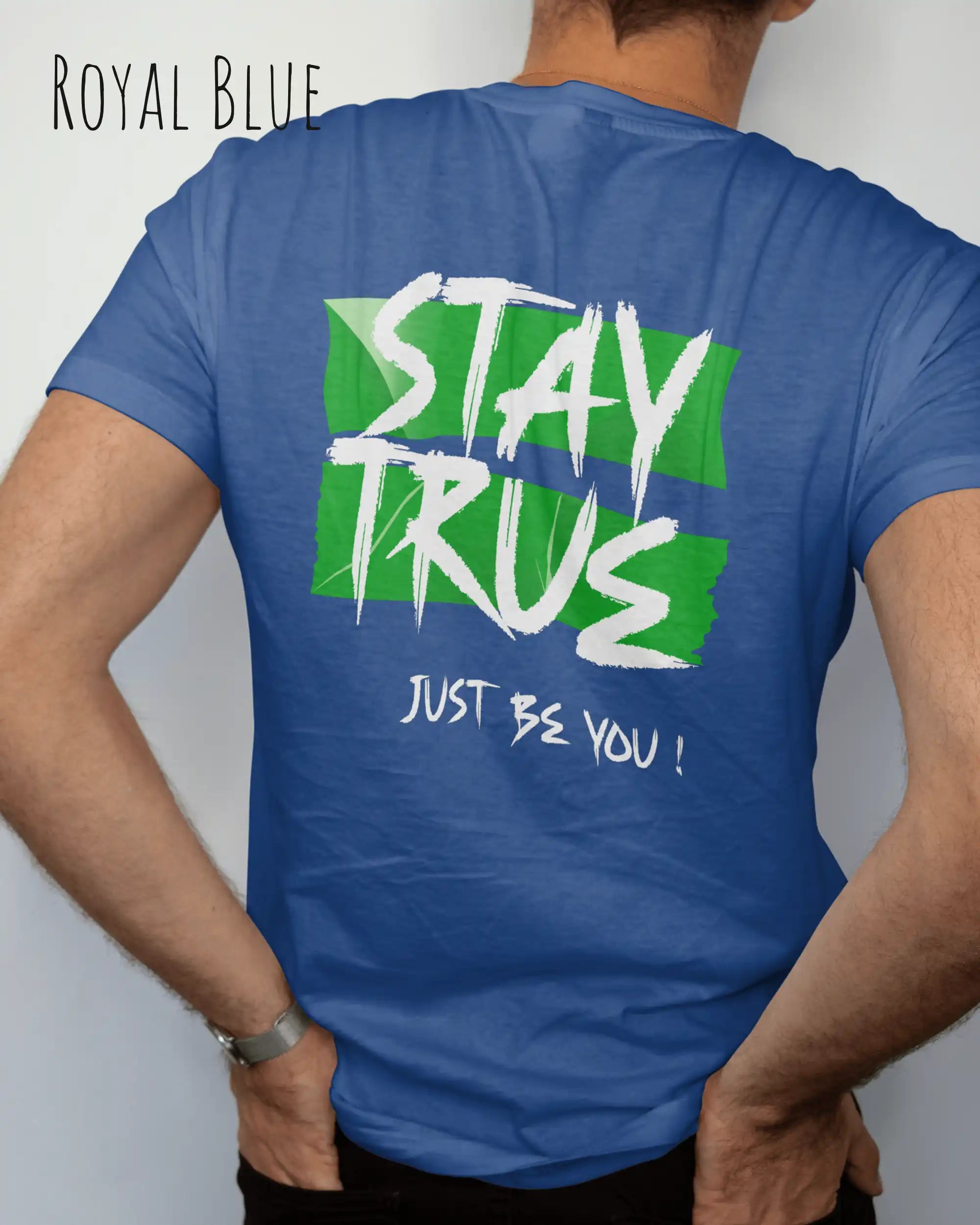 mann trägt ein  print t-shirt in der farbe royal blue  mit dem statement back print stay true, just be you.
