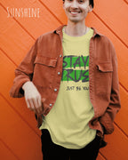 mann trägt ein  print t-shirt in der farbe sunshine  mit dem statement motiv stay true, just be you.