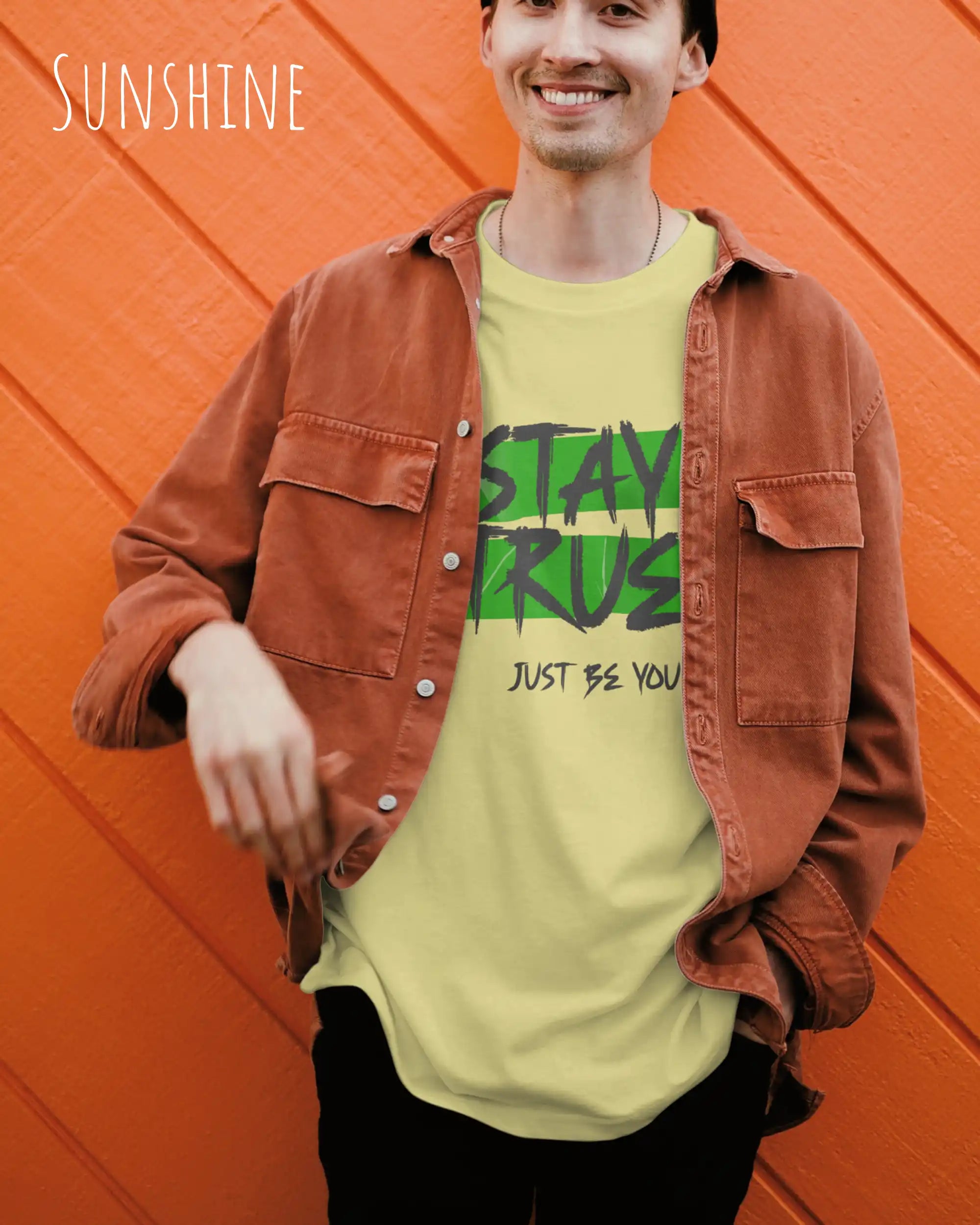 mann trägt ein  print t-shirt in der farbe sunshine  mit dem statement motiv stay true, just be you.