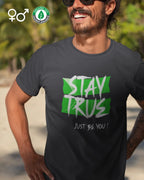 mann trägt ein  nachhaltiges  print t-shirt  mit dem statement motiv stay true, just be you.
