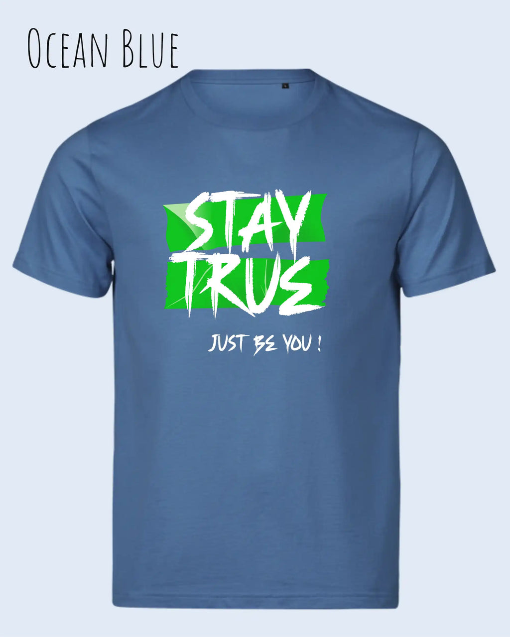 das bild zeigt das design t-shirt Tee Jays Urban Luxury Tee 1150 aus zertifizierter Baumwolle in der farbe ocean blue mit dem statement motiv stay true, just be you.