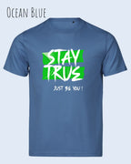 das bild zeigt das design t-shirt Tee Jays Urban Luxury Tee 1150 aus zertifizierter Baumwolle in der farbe ocean blue mit dem statement motiv stay true, just be you.