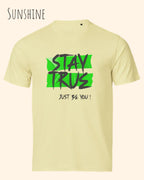 das bild zeigt das design t-shirt Tee Jays Urban Luxury Tee 1150 aus zertifizierter Baumwolle in der farbe sunshine mit dem statement motiv stay true, just be you.