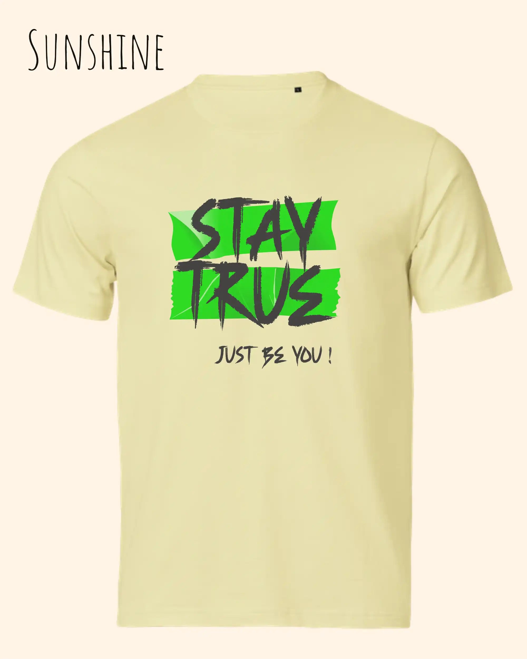 das bild zeigt das design t-shirt Tee Jays Urban Luxury Tee 1150 aus zertifizierter Baumwolle in der farbe sunshine mit dem statement motiv stay true, just be you.