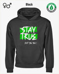 das bild zeigt das Tee Jays Heavy Loose Fit Hooded Sweatshirt 5162 in der farbe black mit dem statement "stay true".