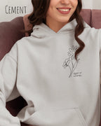 lächelnde Frau trägt einen heavyweight oversized hoodie in der farbe cement mit dem minimaoistischen Design keep it simple.