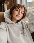 junge Frau trägt einen heavyweight oversized hoodie in der farbe cement mit dem minimaoistischen statement design  keep it simple.