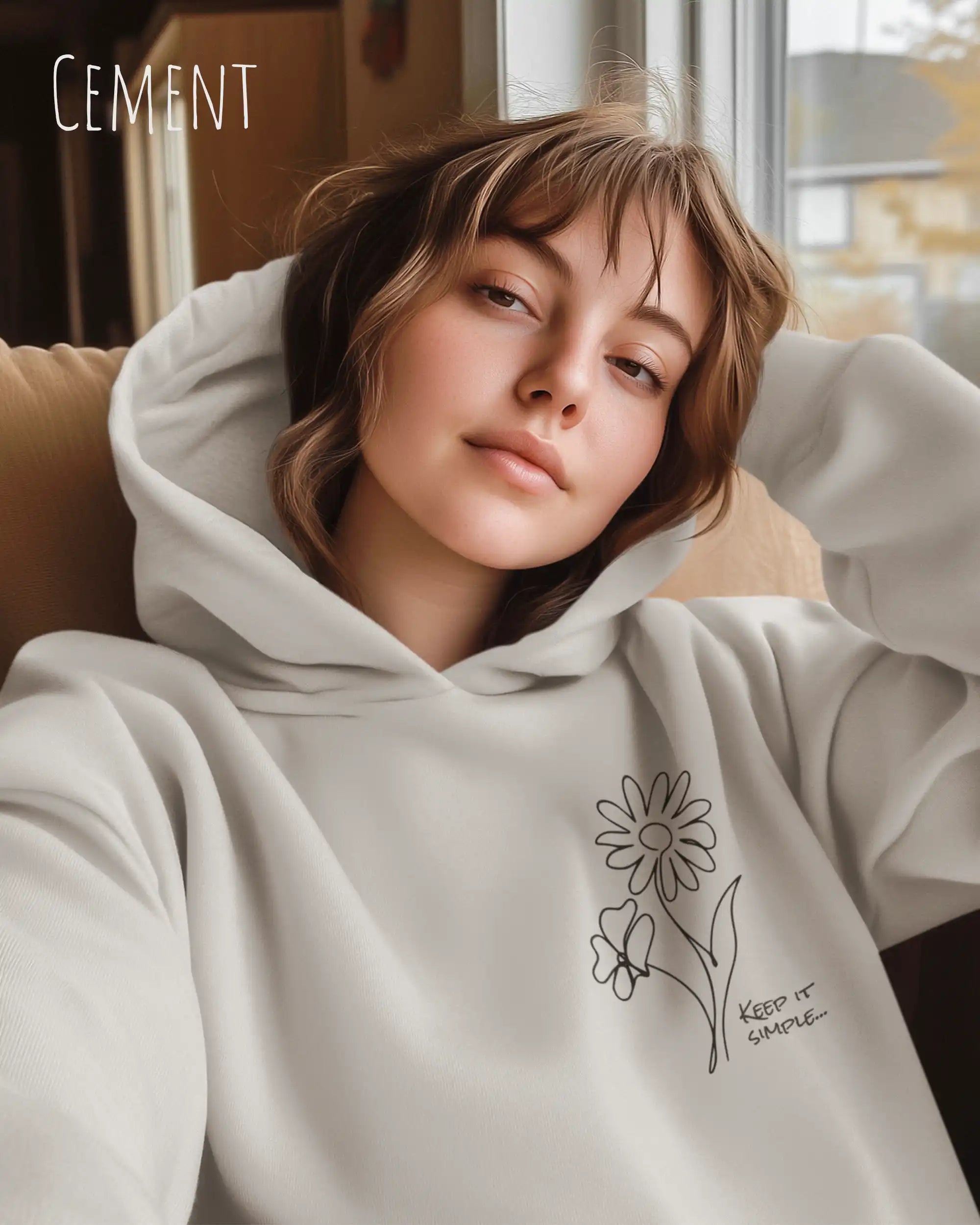 junge Frau trägt einen heavyweight oversized hoodie in der farbe cement mit dem minimaoistischen statement design  keep it simple.