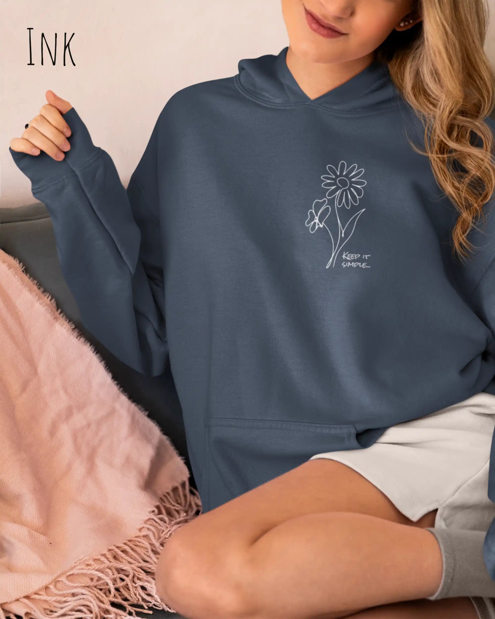 blonde Frau trägt einen heavyweight oversized hoodie in der farbe navy mit dem minimaoistischen Design keep it simple.