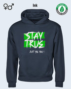 das bild zeigt das Tee Jays Heavy Loose Fit Hooded Sweatshirt 5162 in der farbe ink mit dem statement "stay true".