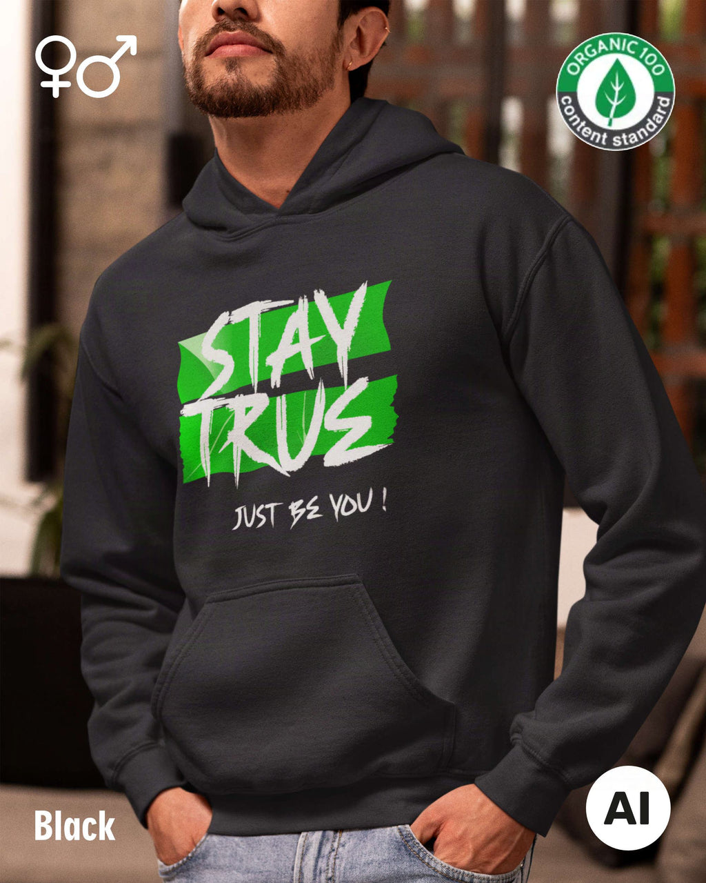 mann trägt einen nachhaltigen oversized Kapuzenpullover in der farbe black mit dem statement "stay true" vorne mittig auf der brust.