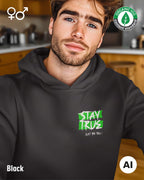 mann trägt einen nachhaltigen oversized Kapuzenpullover in der farbe black mit dem statement "stay true" vorne oben links.