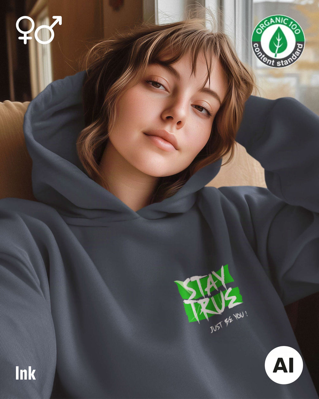 frau trägt einen nachhaltigen oversized Kapuzenpullover in der farbe ink mit dem statement "stay true" vorne oben links auf der brust.