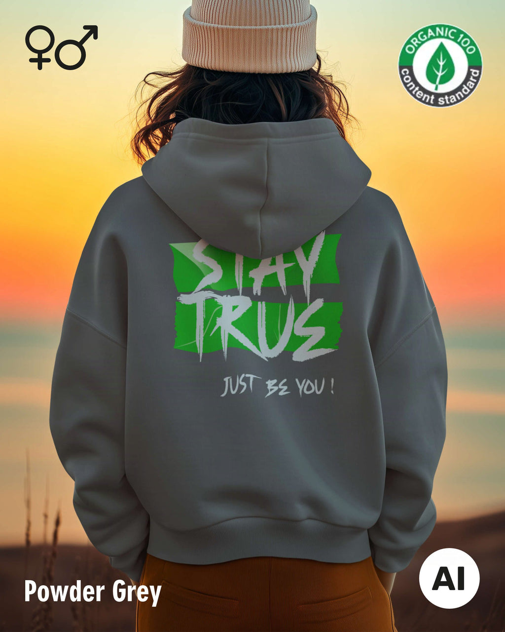 frau trägt einen nachhaltigen oversized Kapuzenpullover in der farbe powder grey mit dem statement "stay true" auf dem rücken.