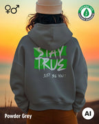 frau trägt einen nachhaltigen oversized Kapuzenpullover in der farbe powder grey mit dem statement "stay true" auf dem rücken.