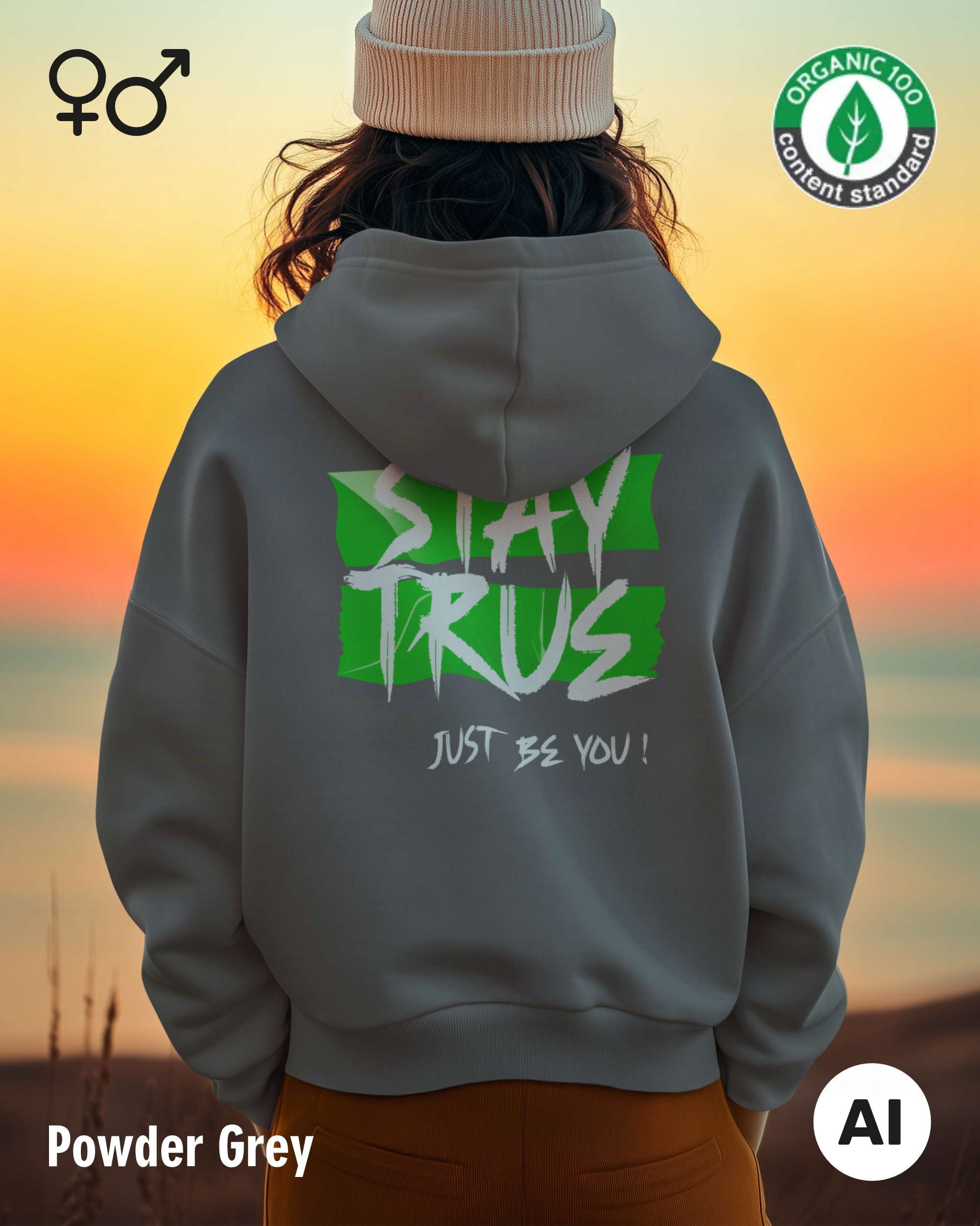 frau trägt einen nachhaltigen oversized Kapuzenpullover in der farbe powder grey mit dem statement "stay true" auf dem rücken.