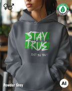 frau trägt einen nachhaltigen oversized Kapuzenpullover in der farbe powder grey mit dem statement "stay true" vorne mittig auf der brust.