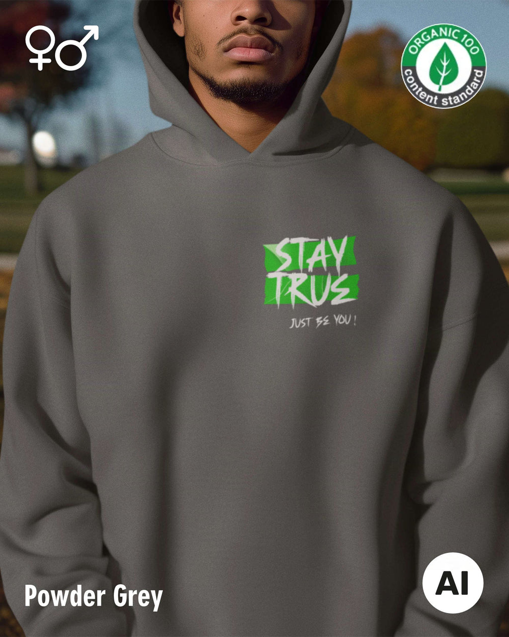 mann trägt einen nachhaltigen oversized Kapuzenpullover in der farbe powder grey mit dem statement "stay true" oben links auf der brust.