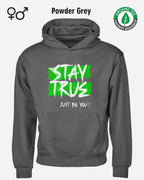 das bild zeigt das Tee Jays Heavy Loose Fit Hooded Sweatshirt 5162 in der farbe powder grey mit dem statement "stay true".