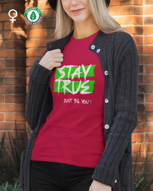 die abbidlung zeigt eine frau, die ein nachhaltiges damen design-t-shirt mit der grafik "STAY TRUE" trägt.