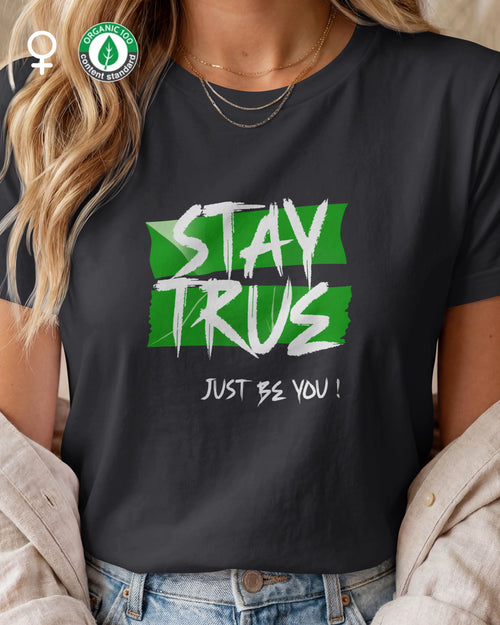 die abbidlung zeigt eine frau, die ein nachhaltiges damen design-t-shirt mit der grafik "STAY TRUE" vorne auf der brust  trägt.