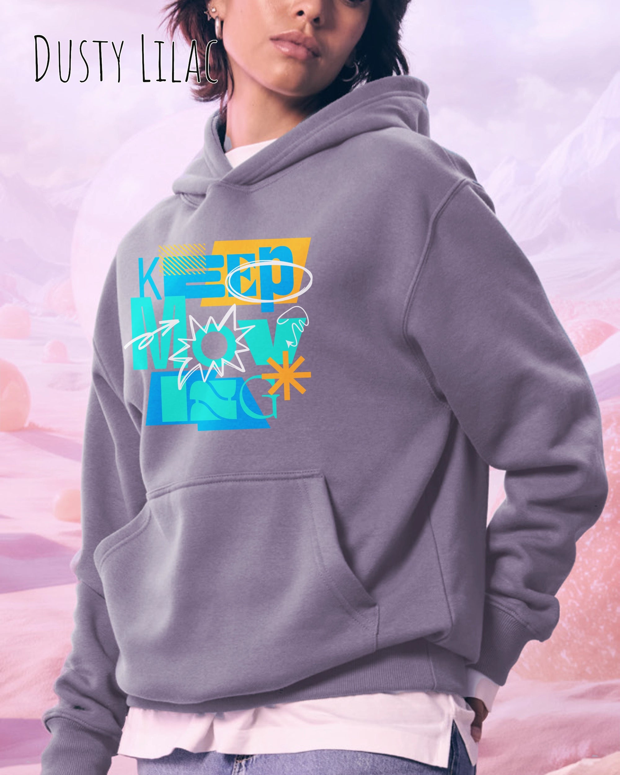 eine frau trägt einen Oversized Design-Hoodie in dusty lilac mit der motivierenden grafik "keep moving".