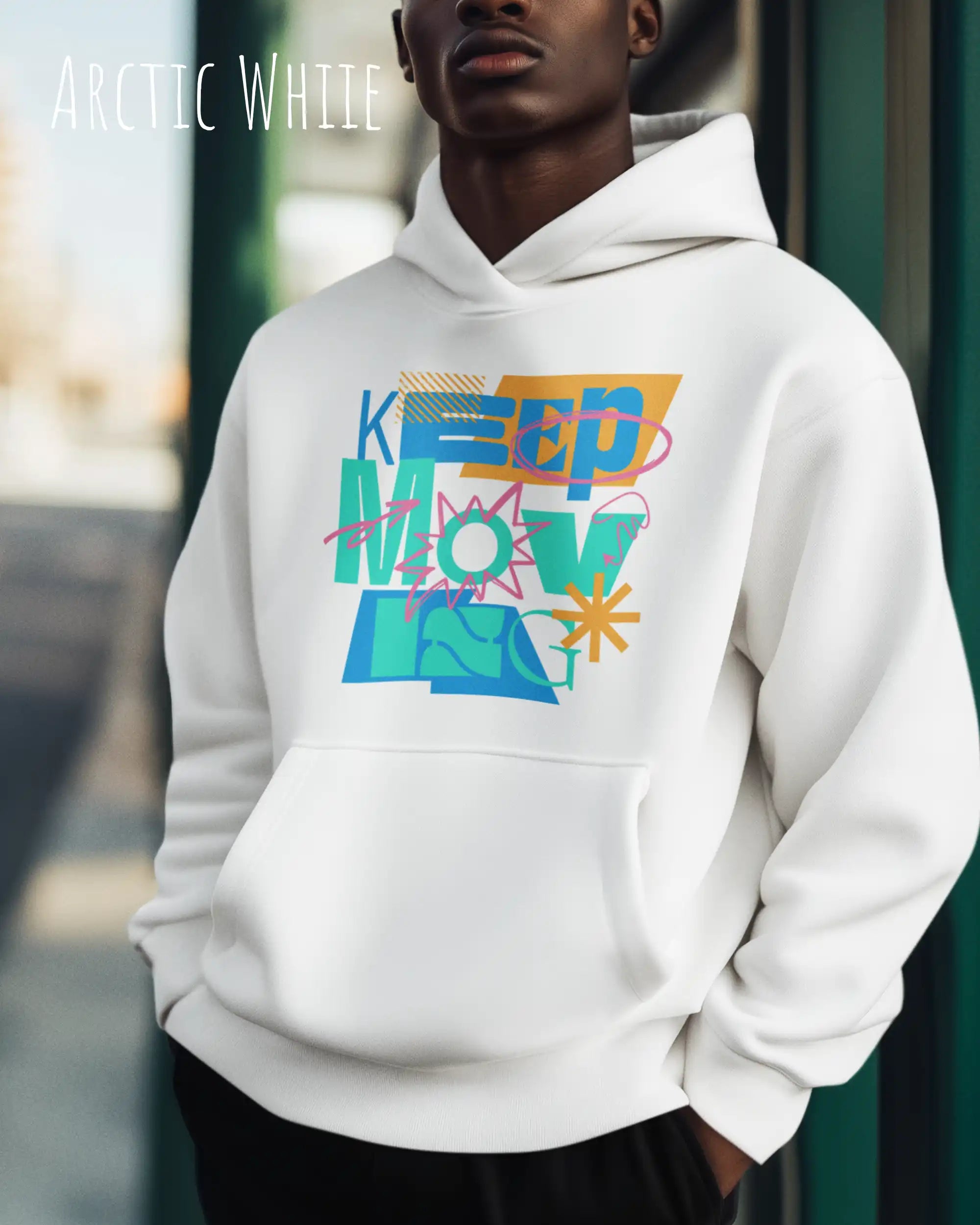 ein mann trägt einen Oversized Design-Hoodie in arctic white mit der motivierenden grafik "keep moving".