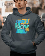 ein mann trägt einen Oversized Design-Hoodie in charcoal mit der motivierenden grafik "keep moving".