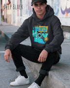 ein sitzender mann trägt einen Oversized Design-Hoodie in deep black mit der motivierenden grafik "keep moving".