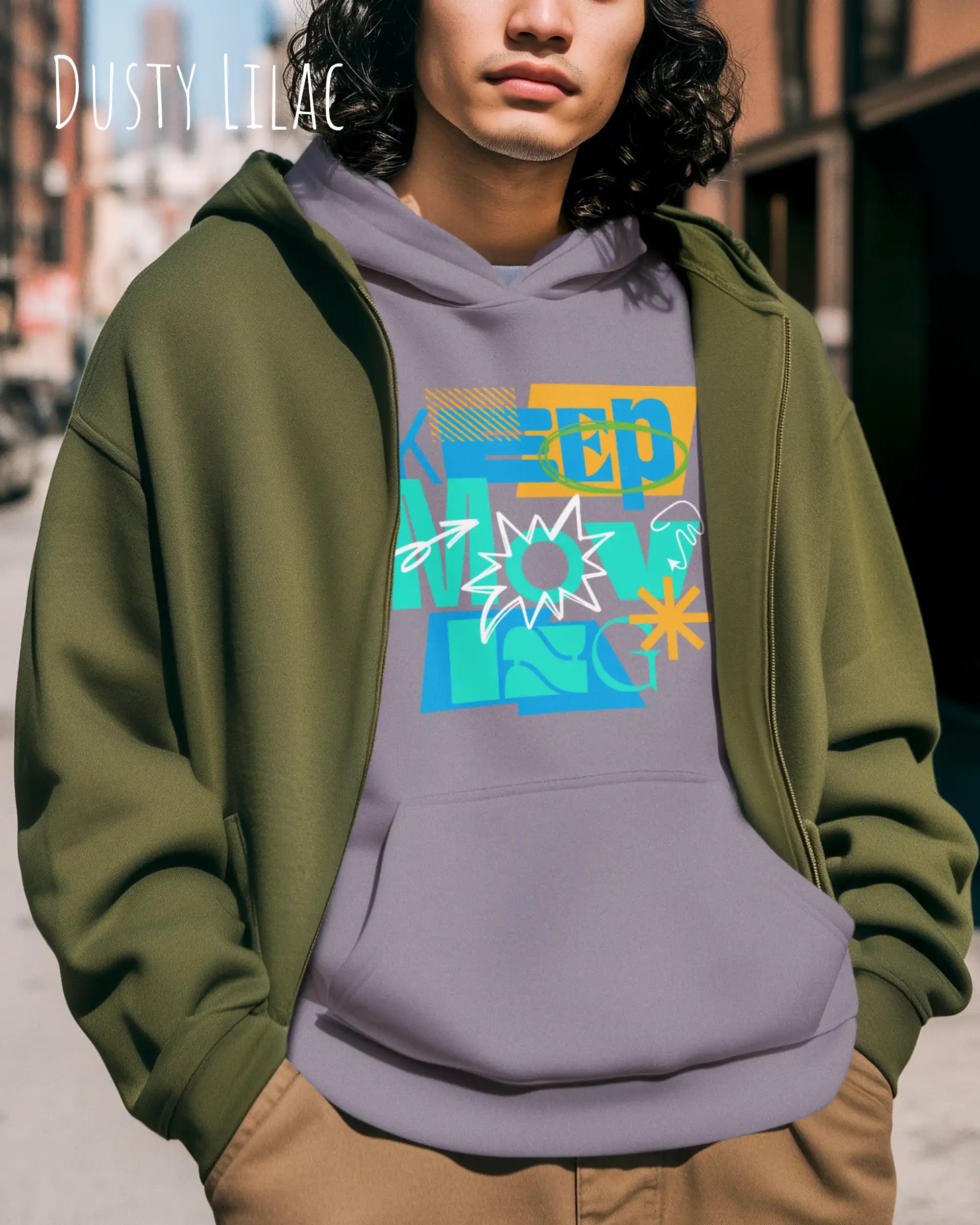 eine mann trägt einen Oversized Design-Hoodie in dusty lilac mit der motivierenden grafik "keep moving".