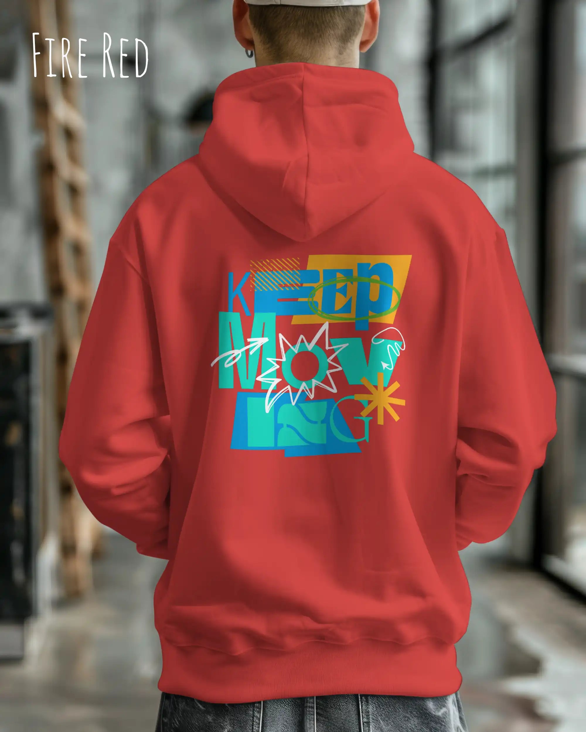 ein mann trägt einen Oversized Design-Hoodie in fire red mit der motivierenden grafik "keep moving".